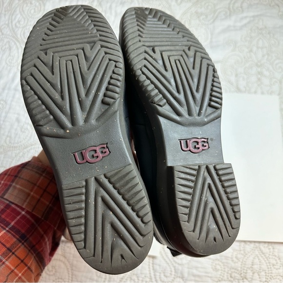 UGG black leather and felt lace-up winter boots sz 10 - Picture 5 of 8